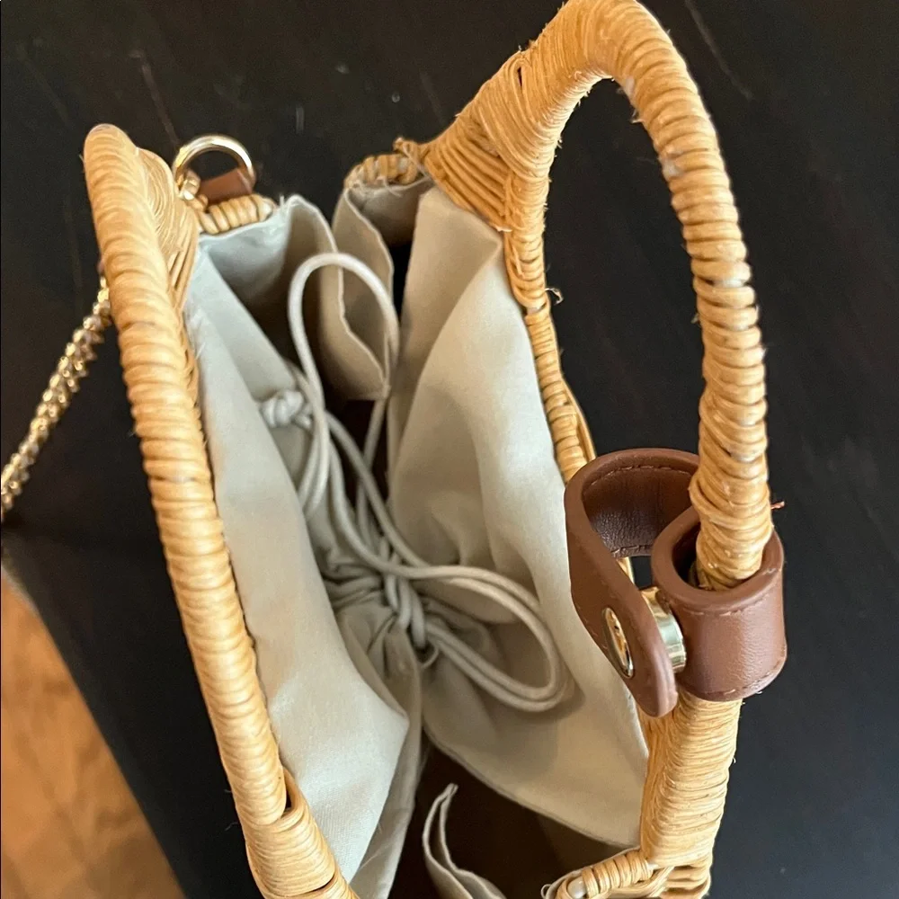 Chic Tan Woven Handbag with Chain Strap - Picture 3 of 4